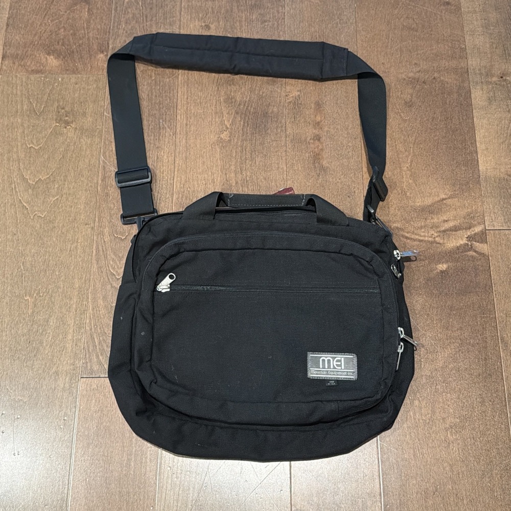 MEI Mountain Equipment Inc Black Canvas Laptop Messenger Bag Shoulder Brief